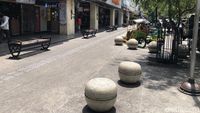 Kawasan pedestrian Jalan Malioboro Jogja yang dikeluhkan wisatawan tercium bau pesing, Selasa (8/4/2025).